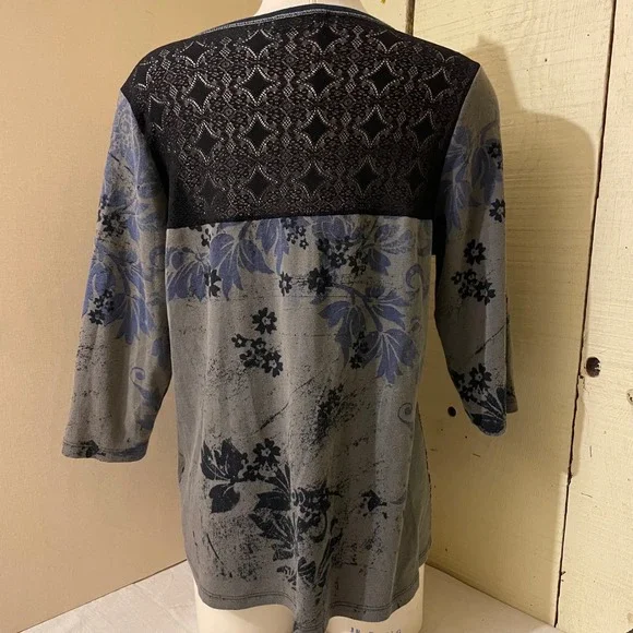 Vanilla Sugar Womens 1X Floral Lace Back Rhinestone 3/4 Sleeve V-Neck Top Gray - Picture 2 of 8